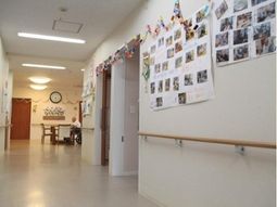 廊下に掲示物と人