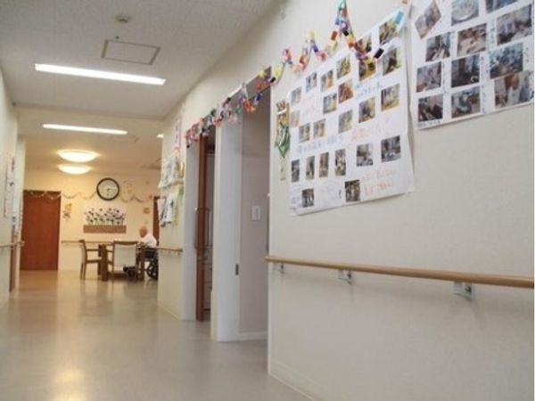 廊下に掲示物と人