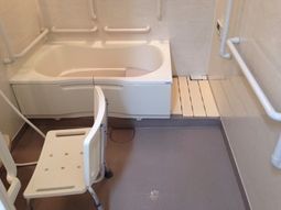 バリアフリー設計の浴室