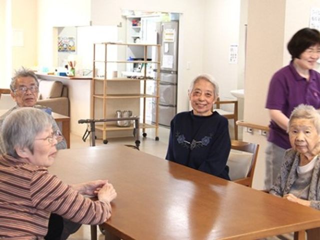 笑顔の利用者とスタッフ食堂 リビング 笑顔で会話を楽しむ方々の様子が魅力的な食堂です。スタッフの丁寧な配慮が感じられる温かい雰囲気をご体感いただけます。