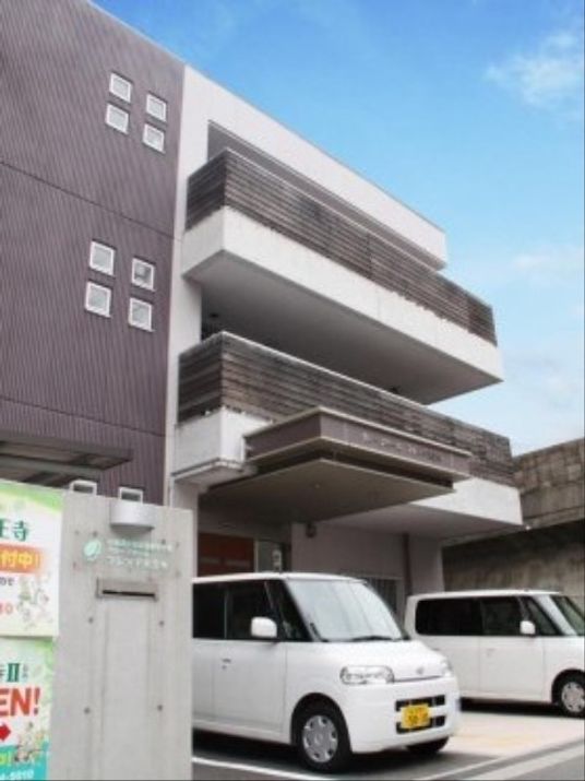 現代的な建物の外観