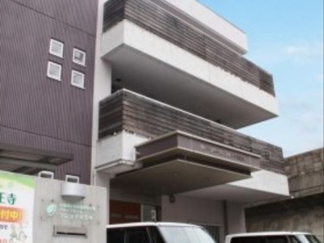 現代的な建物の外観 施設外観 落ち着いた色合いの施設外観は、周囲に調和したデザインです。明るく清潔感のある雰囲気は、訪れる方々を心地よく迎え入れます。