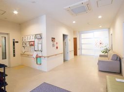 明るいエントランスの風景