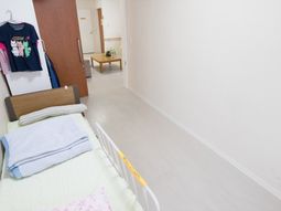 居室のベッドと入口