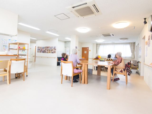 明るい居室の様子 共有スペース 広々として明るい食堂で、利用者が穏やかな時間を過ごしています。スタッフとしての就業をお考えの方にも落ち着きのある環境です。