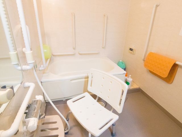 バリアフリー設計浴室 浴室 安全に配慮した手すり付き浴室で、安心してご入浴いただけます。移動を補助する椅子も備えており、快適なバスタイムをサポートします。