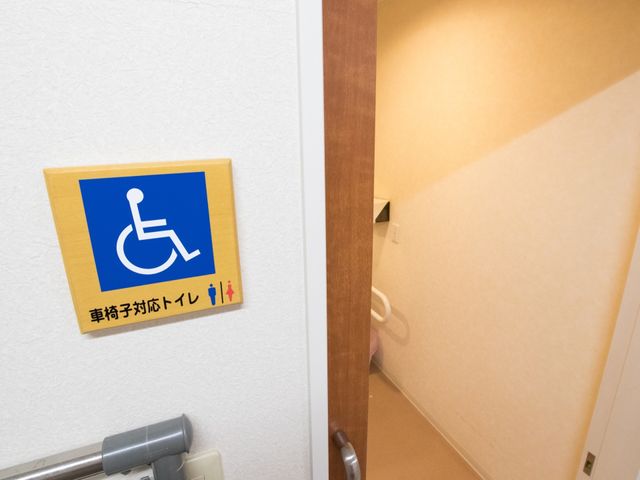 車椅子対応トイレの看板 トイレ 車椅子マークの看板が目印のやさしいトイレスペースです。手すりも完備しており、安心してご利用いただけます。