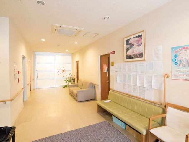 明るい廊下と待合室 ホール 清潔感のある待合スペースがあり、のんびりと休憩することができる心地よい環境です。安心感を感じさせるこの空間で、新しいお仕事を始めてみませんか。