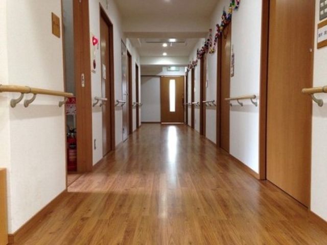 手すり付きの明るい廊下