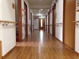 明るい廊下の様子