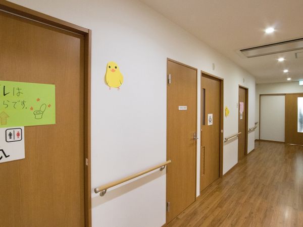 廊下に案内看板あり