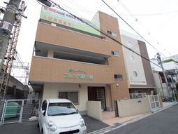 茶色の建物のエントランス
