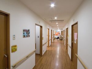 明るく広々とした廊下