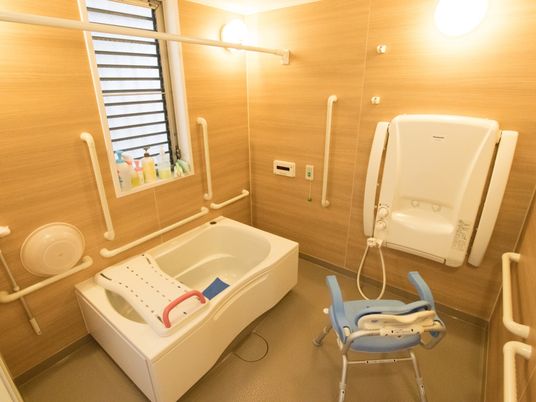 介護用の清潔な浴室
