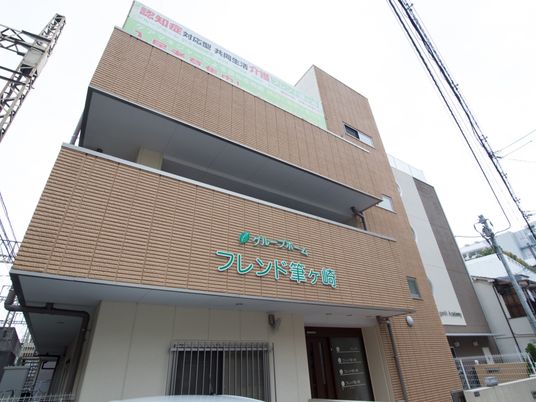 茶色の建物のエントランス
