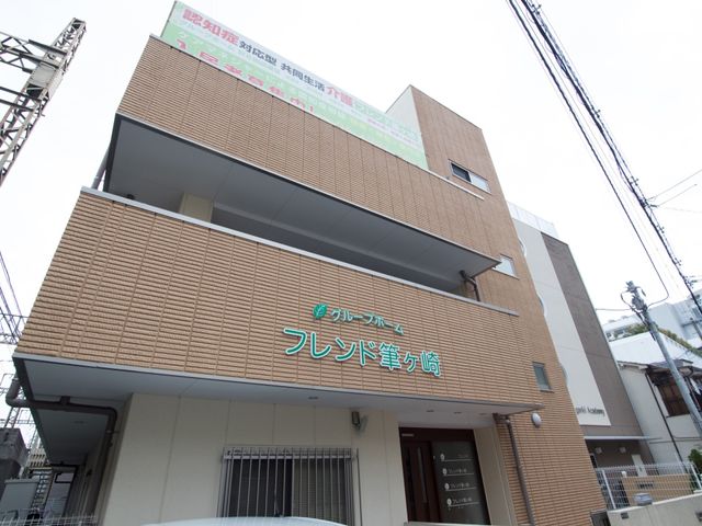 茶色の建物のエントランス