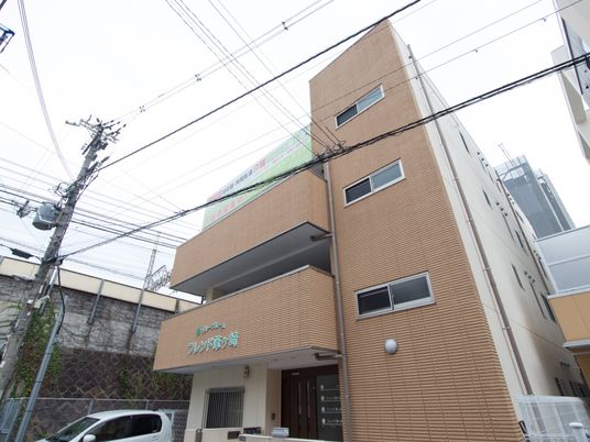 茶色の外壁の建物外観