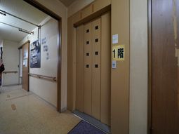 廊下にあるエレベーターの門