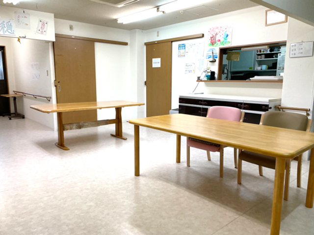 共有リビングエリア 食堂・リビング 色とりどりの飾り付けが施された居心地のいい共有スペースです。リラックスしてテレビを見たり、食事を楽しんだりできる場所が広がっています。
