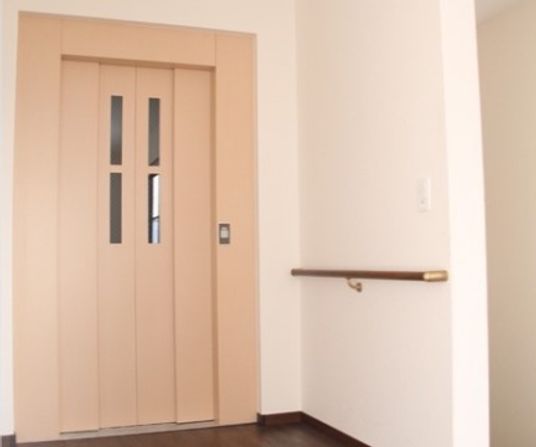 明るい色の清潔な扉