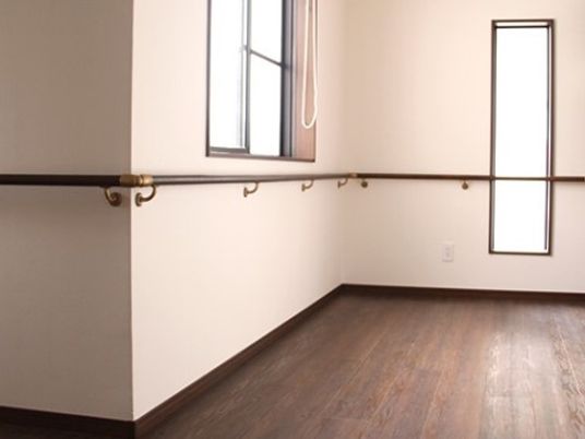 手すり付きシンプルな居室