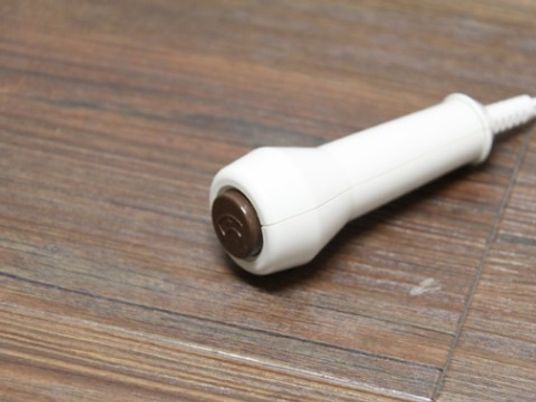 白いハンドヘルドマイク