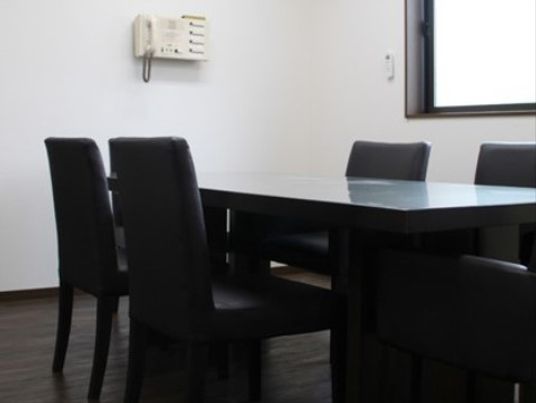 シンプルなダイニングテーブル