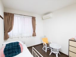 洋室のベッドとチェアー