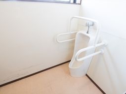 白色のバリアフリー浴室