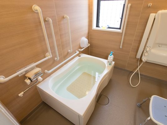 手すり付き清潔な浴室