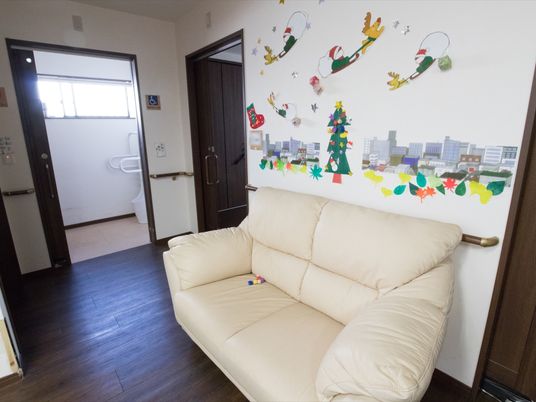 居室の一角とベージュのソファ