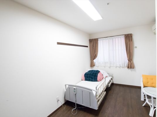 明るい個室の居室