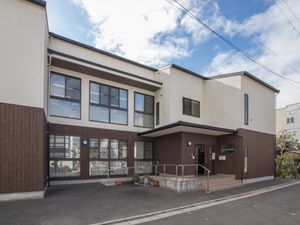 外観の明るい建物