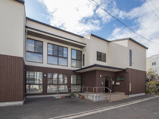 外観の明るい建物