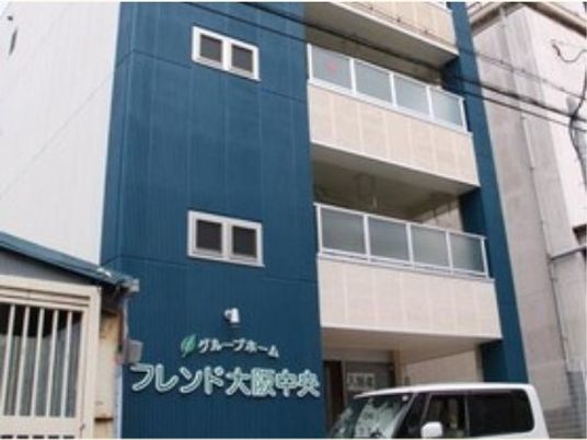 青い外壁の建物外観