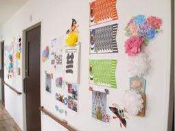壁に飾られた手作り作品