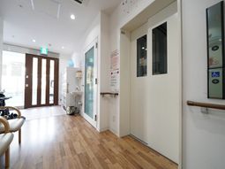 明るい通路と手すり