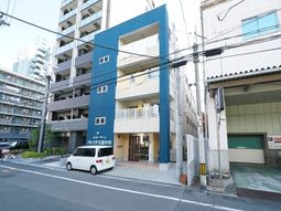 青い建物の明るい外観