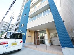 青とベージュの外観