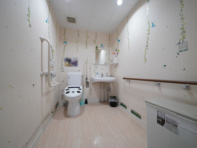 バリアフリートイレの内観 トイレ 利用者の安全と快適性を考えたトイレ空間です。手すりや広々としたスペースが特徴で、安心してお使いいただけます。