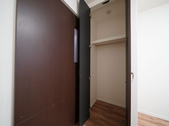 洋室のクローゼット空間 収納 ゆったりとした収納スペースのある明るい居室です。整理整頓に便利で使い勝手が良いことが伺えます。