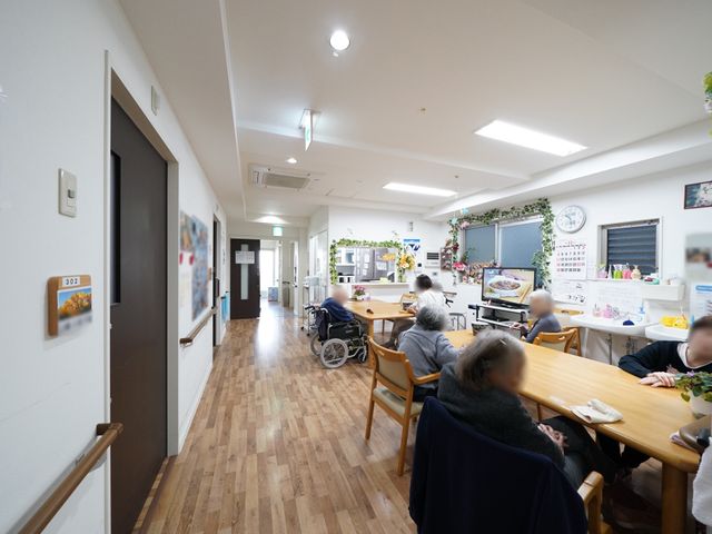 和やかな食堂 共有スペース 広々とした食堂には、利用者の皆様がゆったりと集い、心地よい時間を過ごされています。温かな雰囲気で交流を深めていただく場です。