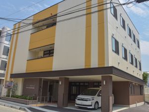 黄色いアクセントの建物外観