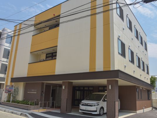 黄色いアクセントの建物外観