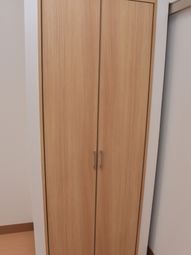 木製のシンプルなクローゼット