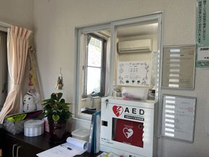 AEDと書類のある受付