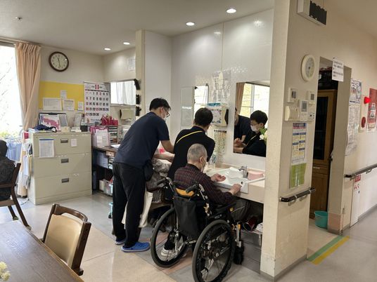 スタッフと利用者の様子　廊下