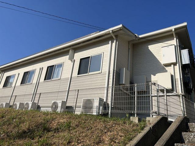 優雅な施設の外観 外観 青空の下で輝く建物の外装は、清潔感を感じさせます。採光が期待できる窓も印象的です。