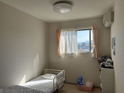 窓際のベッドがある居室