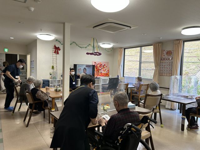 明るい空間のラウンジ ラウンジ 広々としたラウンジでは、利用者同士の交流やリラックスした時間をお楽しみいただけます。